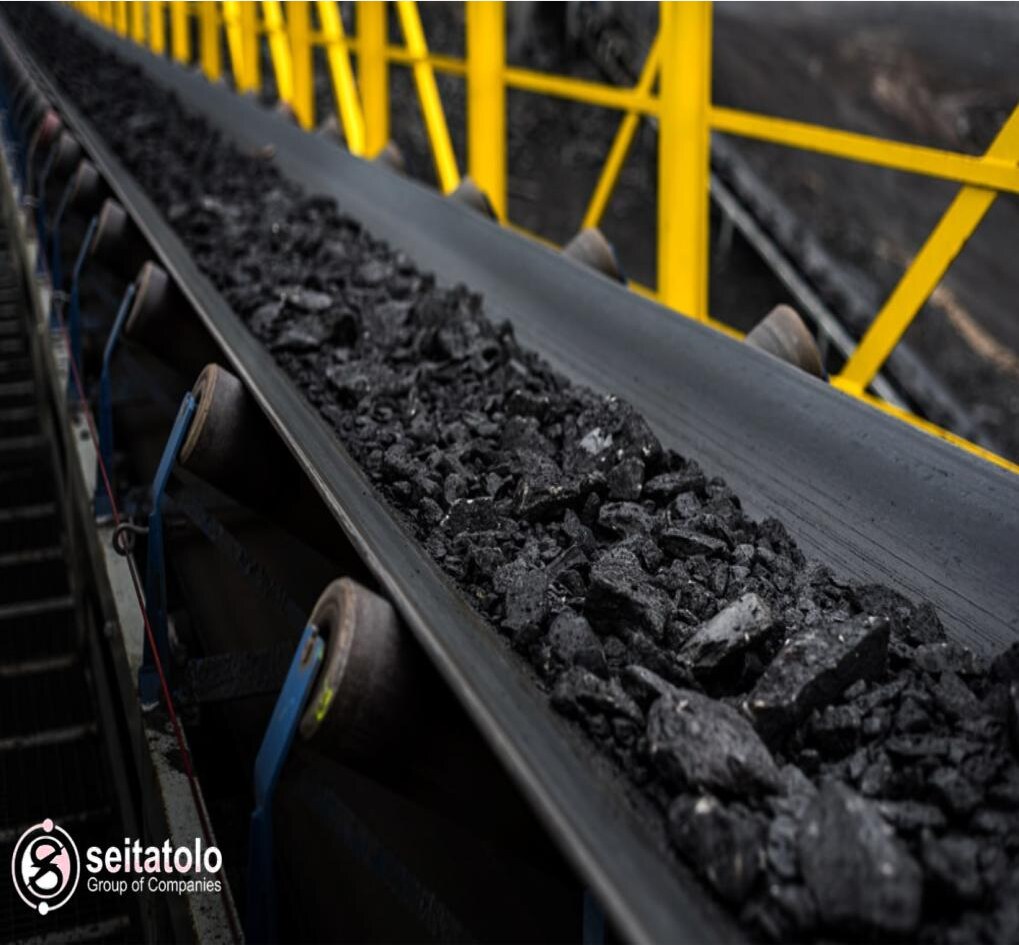 Material moving on an industrial conveyor